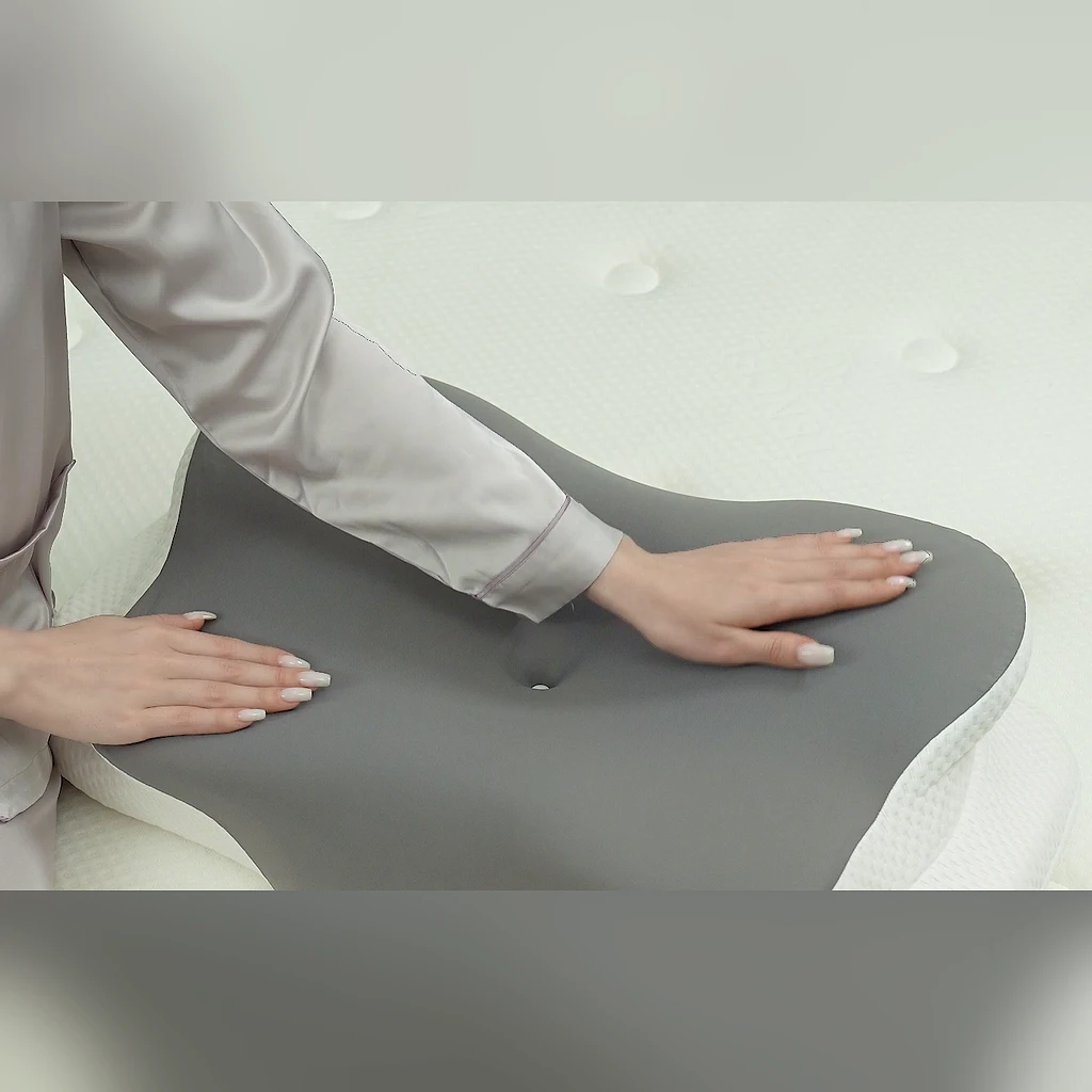 Două mâini pe materialul răcoros al husei